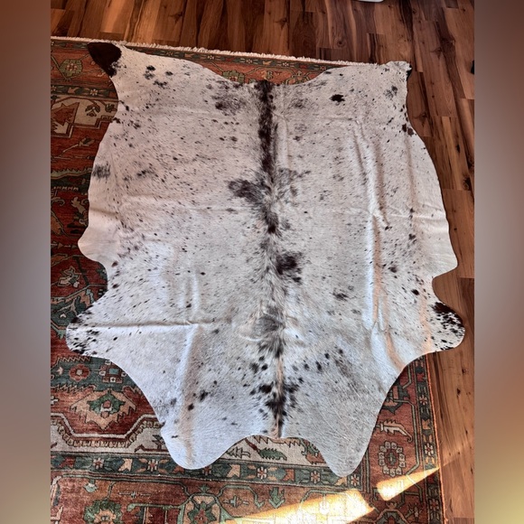 Elegant Cowhide Rug - Picture 2 of 16